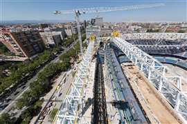Les traverses principales, mesurant chacune 6 m de large, ont été soulevées dans le stade puis boulonnées ensemble pour créer une portée totale de 176 m