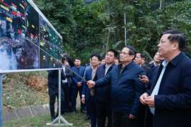 Prime Minister Pham Minh Chinh (second from right) inspects construction site of the Lao Cai-Ha Noi-Hai Phong railway line in Lao Cai province