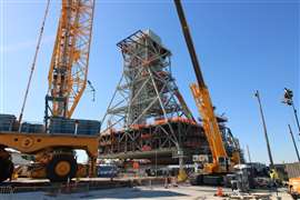 Il Mobile Launcher 2 raffigurato dopo che gli equipaggi hanno posizionato con successo il Mod 4 in cima alla sedia della torre.