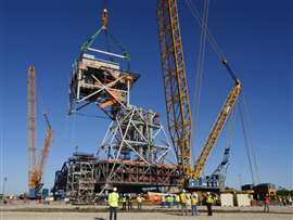 Il Mod 4 viene sollevato da una gru Demag CC8800 durante le operazioni di allestimento e installazione presso il Mobile Launcher 2 Parksite.