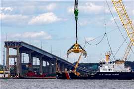 Un barco de la Guardia Costera de EE. UU. se acerca a las operaciones de limpieza en el puente Francis Scott Key mientras el principal canal de navegación se prepara para reabrirse por completo, en Baltimore, Maryland, el 10 de junio de 2024.