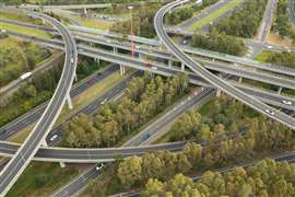Vue aérienne du trafic flou à la jonction de Light Horse Interchange des autoroutes M4 et M7 à Eastern Creek dans l'ouest de Sydney, en Australie.