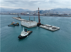 Un settimo cassone è stato installato sulla diga foranea di Genova in Italia