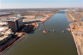 Gli operai edili preparano un ponte pedonale sul fiume Oklahoma che collegherà il sentiero fluviale all'OKANA Resort.