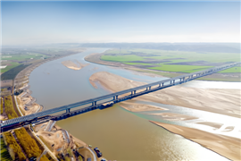 Il completamento del ponte sul fiume Giallo della superstrada Qinyang-Yichuan in Cina