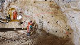 I lavoratori utilizzano l'esplosivo sostenibile Hypex Bio in un progetto di tunnel svizzero