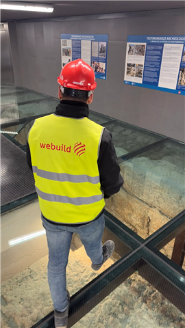 Un lavoratore di Webuild osserva le mura medievali nella stazione della metropolitana di Milano, Italia (Immagine: Webuild)