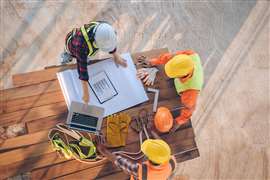 Equipo de ingenieros y arquitectos trabajando, reuniéndose, discutiendo, diseñando, planificando y midiendo el diseño de los planos de construcción en el sitio de construcción.