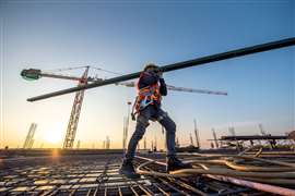 Un trabajador de la construcción en un sitio de construcción