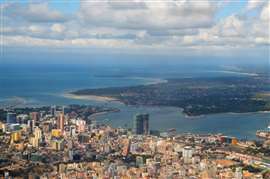 Vista aérea do centro da cidade e da baía de Dar es Salam, Tanzânia