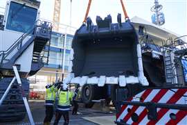 Entrega de uma caçamba de 20 toneladas para uma escavadeira no estande da Liebherr na Bauma 2025