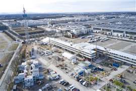 Imagem de drone do edifício administrativo da Liebherr, onde a Liebherr receberá os clientes. Ao fundo, você pode ver o 'castelo de contêineres' e os salões da Messe München