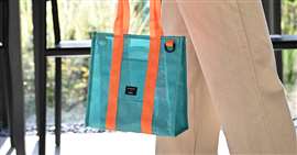 Sac fourre-tout recyclé fabriqué à partir de filets de sécurité mis au rebut sur les chantiers de construction de Raemian
