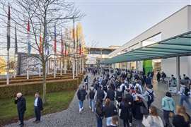 Photo showing visitors walking towards the Bauma show from the U2 underground station. (Photo: Messe München)