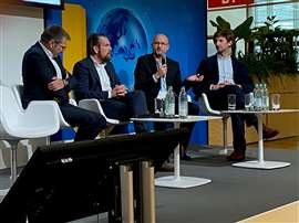 Fotografía que muestra a los panelistas debatiendo sobre la sostenibilidad en equipos de construcción en el Foro Bauma 2022. (Foto: KHL)