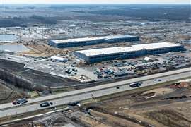 Des travaux de construction en cours sur une partie du terrain au sud d'Indiana 2 et à l'ouest de Strawberry Road sur un campus de centre de données Amazon Web Services de 11 milliards de dollars sont photographiés à l'aide d'un drone le mardi 25 février 2024, à New Carlisle.