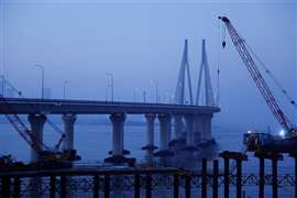 La construction de la route côtière se poursuit à côté de la liaison maritime Bandra Worli à Mumbai, en Inde, le 19 mars 2025.