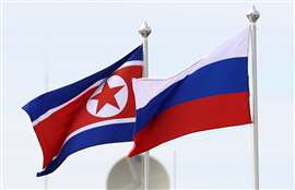 Banderas de Rusia y Corea del Norte ondean en el cosmódromo de Vostochny, sede de la reunión entre el presidente de Rusia, Vladimir Putin, y el líder de Corea del Norte, Kim Jong Un, en la región del extremo oriental de Amur, Rusia, el 13 de septiembre de 2023.