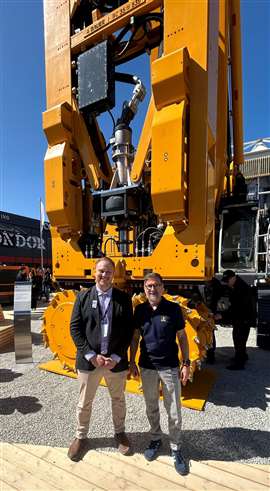 Peter Hingott, PDG de Bauer, et Mitchell Keller, rédacteur en chef adjoint du groupe KHL, au salon Bauma 2025 (Image : Groupe KHL)