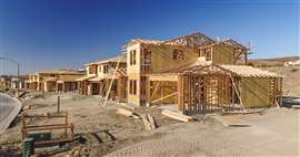 Chantier de construction de maisons neuves en cours de construction