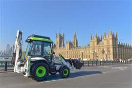 JCB ha guidato una terna alimentata a idrogeno davanti al Palazzo di Westminster per celebrare una modifica alla legislazione che consente ai macchinari edili e agricoli alimentati a idrogeno di utilizzare le strade del Regno Unito.