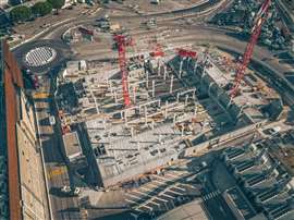 Una imagen de dron de un sitio de construcción industrial.