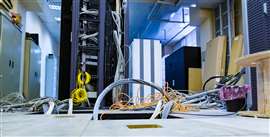 Suelo elevado y herramienta de succión en el interior moderno de una sala de servidores en un centro de datos