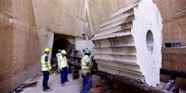 Los ingenieros han perforado un agujero en la presa de Al Massira, a 120 kilómetros de Marrakech en Marruecos.