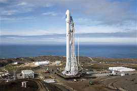 Un cohete vertical SpaceX Falcon 9 en la Base de la Fuerza Aérea Vandenberg