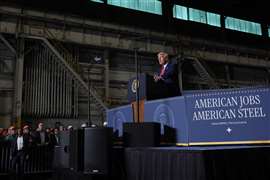 O presidente dos EUA, Donald Trump, na fábrica Irvin Works da U.S. Steel Corp., na Pensilvânia, em 30 de maio de 2025. Imagem: Reuters/Leah Millis