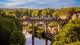 A train runs over a bridge in England Image: Adobe Stock