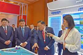 Il presidente del CCCC Wang Tongzhou (al centro a destra) alla Conferenza sulla cooperazione industriale internazionale del 2025 a Singapore