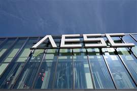 Logo et employés de l'usine de production de batteries pour voitures électriques Envision AESC lors de la visite présidentielle d'Emmanuel Macron, à Douai, dans le nord de la France, le 3 juin 2025