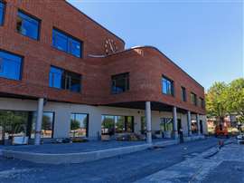 La costruzione di una nuova scuola a Hallunda, vicino a Stoccolma, in Svezia, prevede il mantenimento e la ristrutturazione di due rifugi antiaerei (Immagine: KHL Group)