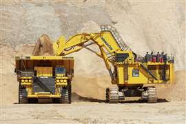 Un escavatore Komatsu PC7000 scarica materiale su un dumper 980E. (Immagine: Komatsu)