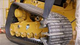 Imagem mostrando as esteiras de um equipamento de construção Caterpillar. A montadora publicou uma biblioteca de vídeos e artigos para que os clientes possam fazer manutenção e reparos por conta própria. (Foto: Caterpillar)