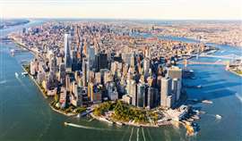 Vue aérienne de la ville de New York, État de New York, États-Unis, montrant l'île de Manhattan et ses principales infrastructures. (Image : Adobe Stock)
