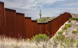 Muro di confine tra Stati Uniti e Messico in Arizona (Immagine: Adobe Stock)