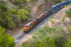 Tren de carga en un entorno desértico (Imagen: Adobe Stock)