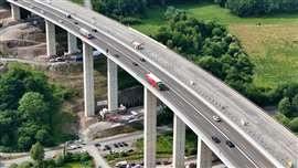 El desplazamiento transversal de la estructura de 485,5 m de largo tardó unas 20 horas en completarse (imagen cortesía de Strabag)