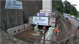 La base de uno de los pilares del puente mientras era colocado en su posición mediante gatos hidráulicos (Imagen: Fotograma tomado del video time-lapse de Die Autobahn)
