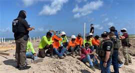 Gli agenti dell'ICE radunano i lavoratori di un cantiere edile in Texas (Immagine: ICE)