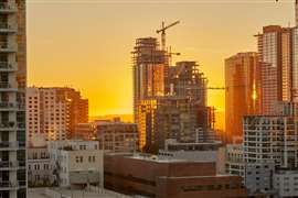 Coucher de soleil sur Los Angeles, Californie, montrant la construction de gratte-ciels
