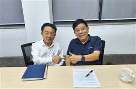 LiuGong's new president and vice chairman Luo Guobing (left) with retired CEO and chairman Zeng Guang'an (Image courtesy of LiuGong)