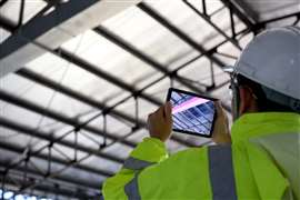El ingeniero civil de construcción utiliza software de tecnología a través de tabletas para escanear la construcción y la inspección del edificio para mostrar la realidad aumentada en el trabajo, el modelo de información de construcción o el concepto BIM.