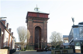 La construction du château d'eau de Balkerne à Colchester, connu localement sous le nom de « Jumbo », a commencé en 1882