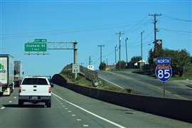 Un tronçon de l'I-85 près de Charlotte, en Caroline du Nord, aux États-Unis (Image : Formulanone via Wikimedia Commons sous licence cc-by-sa-2.0)