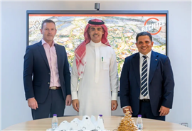 Na foto, da esquerda para a direita, John Doyle, diretor de programação da Expo 2030 Riyadh, Bechtel; Talal H. AlMarri, CEO da Expo 2030 Riyadh Company; e Hani Rizkallah, presidente da Saudi Arabia Infrastructure, Bechtel. (Imagem cortesia da Bechtel)