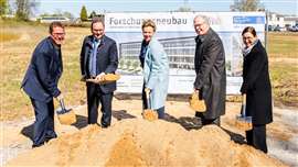 Ina Brandes, minister for culture and science of North Rhine-Westphalia, together with Essen's Mayor Thomas Kufen, broke ground for the new research building at theUniversity of Duisberg-Essen (Image: UDE/eventfotograf.in)