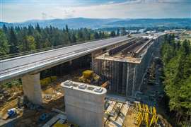 Un viaduc en construction sur la route nationale n° 7 en Pologne